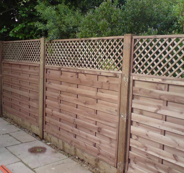 Hit and miss fence with trellis